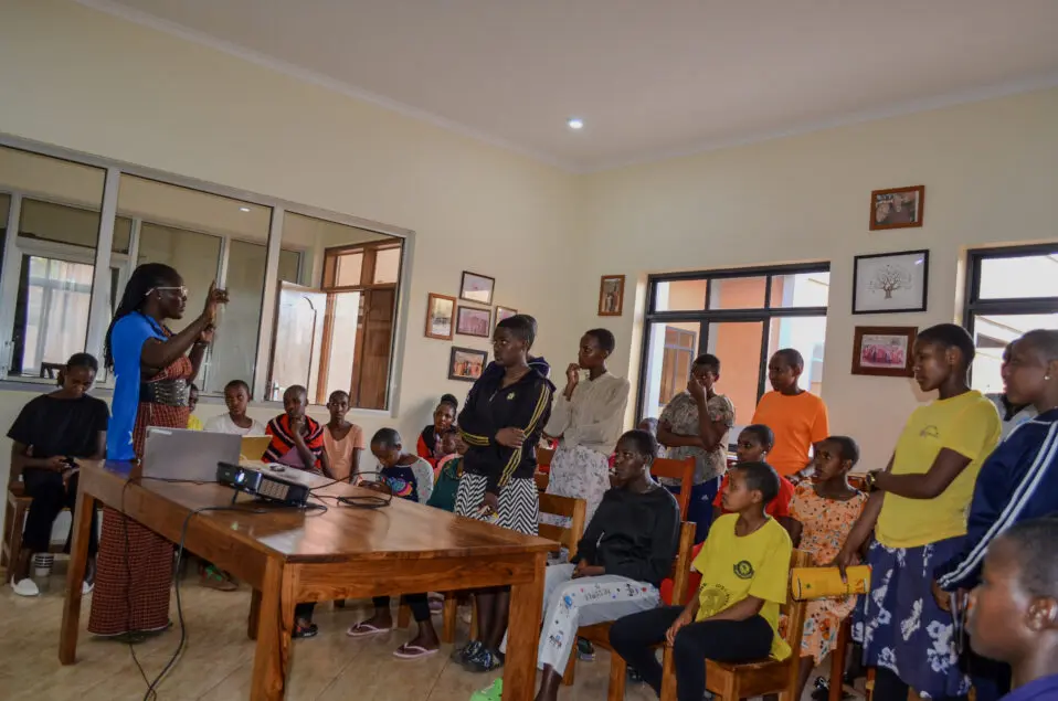 Group of children in classroom setting.